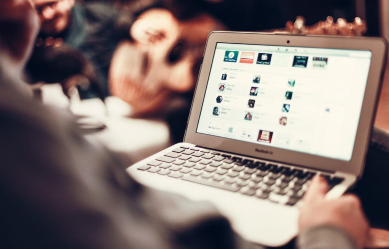 Praca hybrydowa – jakie narzędzia są niezbędne do komunikacji w zespole?